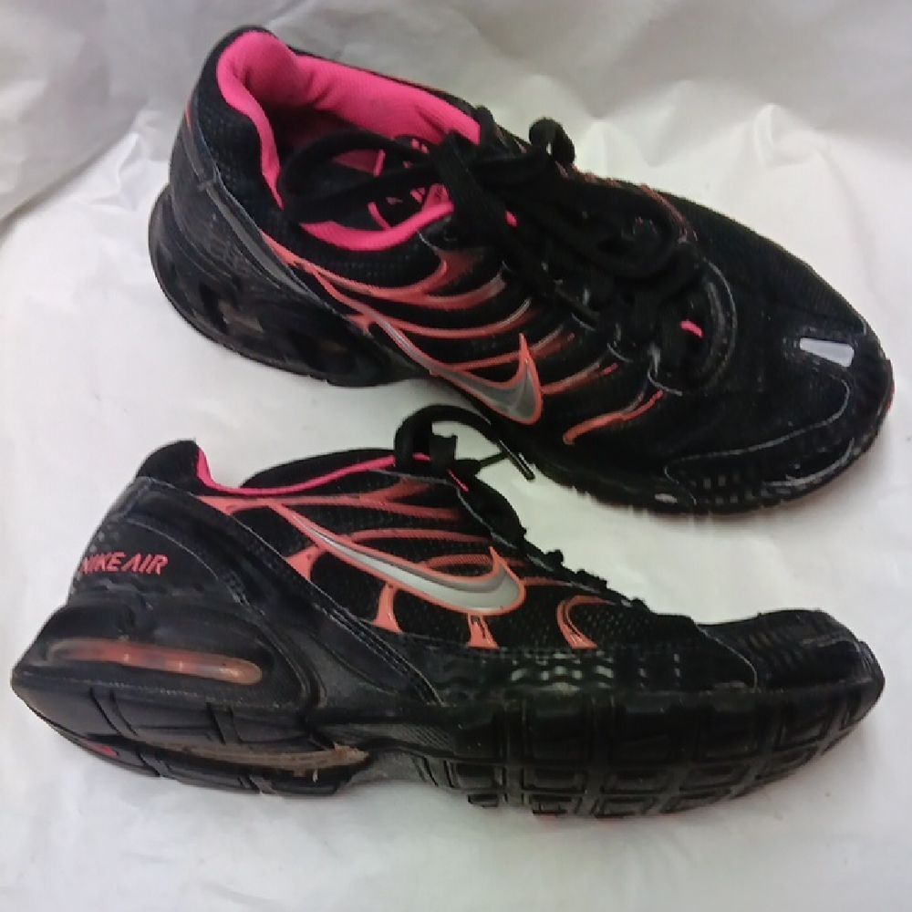 Nike Women's Black and Pink Sneakers